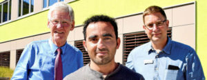 Ahmad Zaki Farooqi mit dem stellvertretenden Schulleiter Frank Weingart (rechts) und Stadtrat Volker Blumentritt im Berufsschulzentrum Göschwitz. Foto: Michael Groß